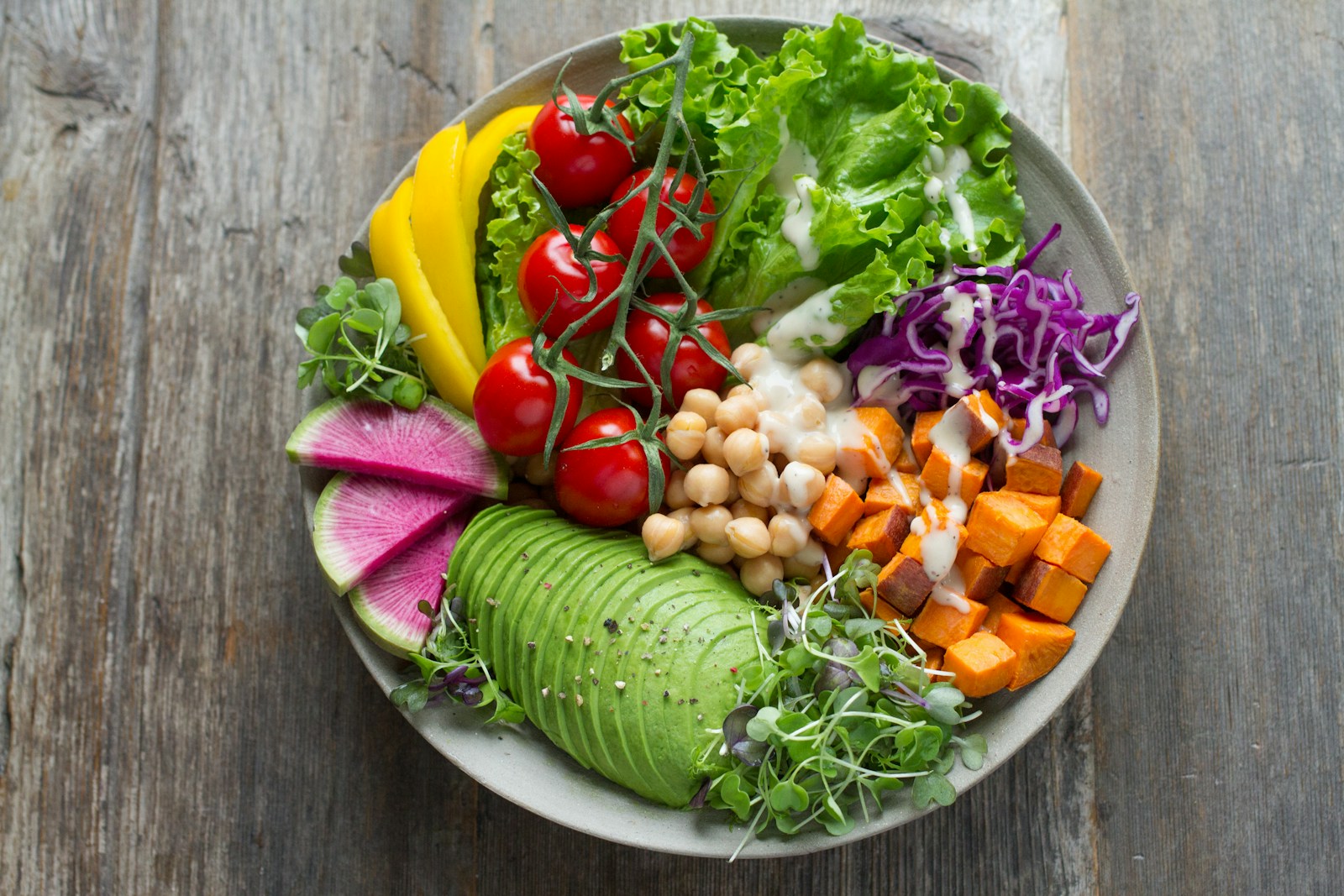 Bunte Bowl mit frischem Gemüse, Avocado und Salat